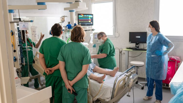 Nurses in the resuscitation unit of Saint-Camille hospital in Bry-sur-Marne (Val-de-Marne), February 15, 2023. (ALINE MORCILLO / HANS LUCAS / AFP)