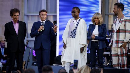 Emmanuel Macron lors de la Fête de la musique aux côtés de Jack Lang, Youssou N'Dour, Brigitte Macron et Charlie Winston, juin 2022. (THOMAS PADILLA / POOL)