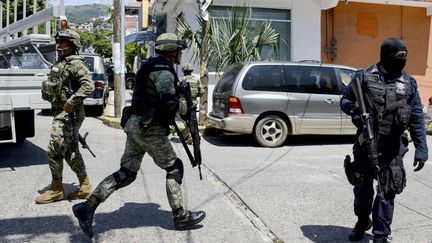 Des militaires à Acapulco au Mexique le 25 septembre lors de l'arrestation de 700 policiers.&nbsp; (FRANCISCO ROBLES / AFP)