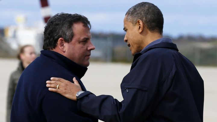 Le gouverneur r&eacute;publicain Chris Christie et le pr&eacute;sident Barack Obama &agrave; l'a&eacute;roport d'Atlantic City (New Jersey) le 31 octobre 2012.&nbsp; (LARRY DOWNING / REUTERS)