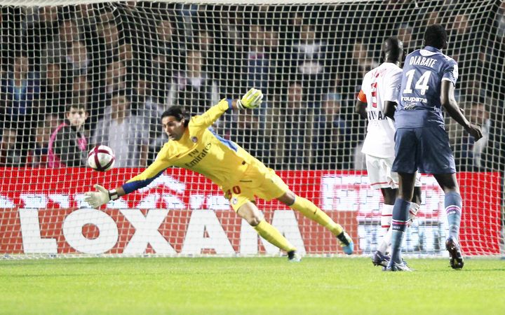 Yoann Gouffran, l'attaquant des Girondins de Bordeaux, d&eacute;coche une t&ecirc;te qui trompe Sirigu (en jaune) le gardien du PSG. Les deux &eacute;quipes feront match nul 1-1 &agrave; Bordeaux, le 6 novembre 2011. (O. LEJEUNE/ MAXPPP)