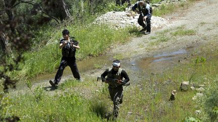 Des rebelles syriens pr&egrave;s de Lattaqui&eacute;, dans le nord de la Syrie, le 24 avril 2013. (MIGUEL MEDINA / AFP)