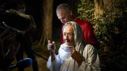 L'otage française libérée Sophie Pétronin, avec son fils&nbsp;Sébastien Chadaud-Pétronin pendant une conférence de presse à Bamako (Mali), le 8 octobre 2020. (STRINGER / AFP)