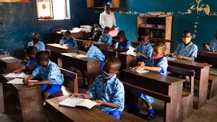 Des élèves à Lagos (Nigeria), le 12 octobre 2020. Selon l'Unesco,&nbsp;plus de 40% des enfants et adolescents non scolarisés&nbsp;dans le monde vivent en Afrique subsaharienne.&nbsp; (BENSON IBEABUCHI / AFP)