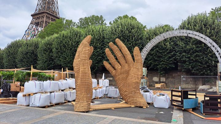 Des éléments de décor en vue de la cérémonie d'ouverture des Jeux olympiques de Paris, positionnés à proximité de la Seine, le 23 juillet 2024. (RAPHAEL GODET / FRANCEINFO)