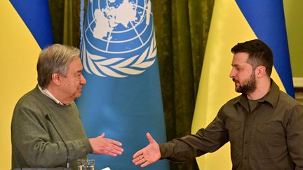 Le président ukrainien Volodymyr Zelensky et le secrétaire général des Nations Unies Antonio Guterres à Kiev le 28 avril 2022. (SERGEI SUPINSKY / AFP)