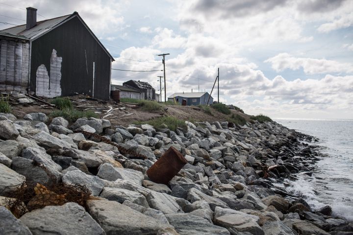 Une maison menacée par la montée des eaux, le 7 juillet 2015, dans le village de Shishmaref, en Alaska (Etats-Unis). (ANDREW BURTON / GETTY IMAGES NORTH AMERICA / AFP)