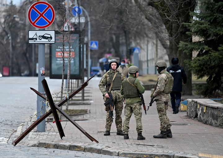 Des soldats ukrainiens postés aux carrefours de Kiev, pour protéger la capitale ukrainienne de l'invasion russe. Image d'illustration (SERGEI SUPINSKY / AFP)