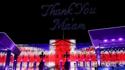 Des drones au-dessus du palais de Buckingham diffusent un message "Merci m'dame", le 4 juin 2022, à Londres, pour le jubilé de la reine Elisabeth II. (HENRY NICHOLLS / AFP)