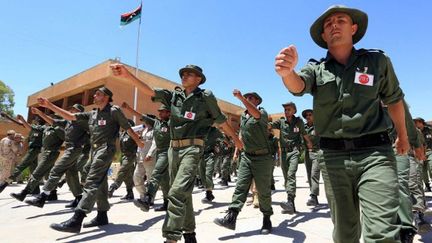 Les soldats de la garde présidentielle libyenne en formation à Ghariane, dans l'ouest de la Libye, le 11 juillet 2017.  (CRÉDITMAHMUD TURKIA / AFP)