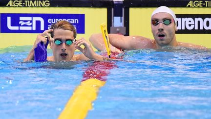 Le Britannique&nbsp;Christoph Walker-Hebborn et le Fran&ccedil;ais J&eacute;r&eacute;my Stravius, au terme du 100 m dos, mardi 19 ao&ucirc;t 2014, lors des championnats d'Europe de&nbsp;Berlin (Allemagne).&nbsp; (TOBIAS SCHWARZ / AFP)