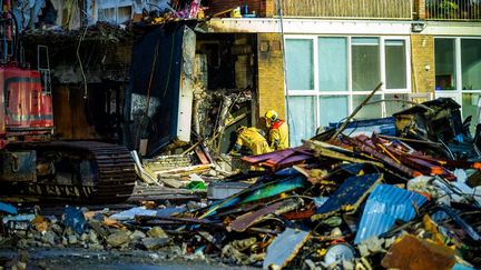 Des secouristes recherchent des survivants après l'effondrement d'un immeuble à La Haye, aux Pays-Bas, le 8 décembre 2024. (JOSH WALET / ANP / AFP)