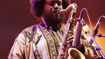 Le saxophoniste hors pair a fait escale à Vienne pour cette all night jazz. Outre son look reconnaissable entre mille, Kamasi Washington a la particularité d'offrir une très vaste palette de collaborations, de Flying Lotus à Wayne Shorter, de Snoop Dogg à Quantic.
 (Marion Tisserand)