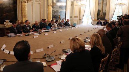 Avant le rendez-vous à Matignon, Emmanuel Macron avait réuni, lundi 30 octobre,&nbsp;le comité des signataires de l'accord de Nouméa.&nbsp; (LUDOVIC MARIN / AFP)