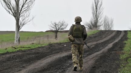 Un militaire ukrainien marche près de la ville de Bakhmout, dans la région de Donetsk, en Ukraine, le 8 avril 2023. (GENYA SAVILOV / AFP)