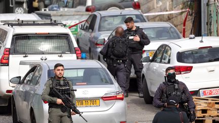 Les forces de sécurité israeliennes sur les lieux de l'attaque de ce samedi 28 janvier dans Jérusalem-Est. (ABIR SULTAN / EPA)