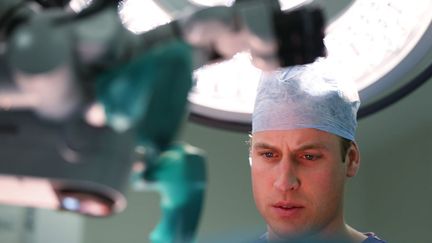 Le prince William, pr&eacute;sident du&nbsp;Royal Marsden Hospital, un h&ocirc;p&icirc;tal de Londres (Royaume-Uni) sp&eacute;cialis&eacute; dans le traitement du cancer, assiste &agrave; une op&eacute;ration de reconstruction mammaire, le 7 novembre 2013. (REUTERS)