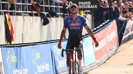 Le Néerlandais Mathieu van der Poel passe en premier la ligne d'arrivée sur le vélodrome de Roubaix, le 9 avril 2023. (ANNE-CHRISTINE POUJOULAT / AFP)