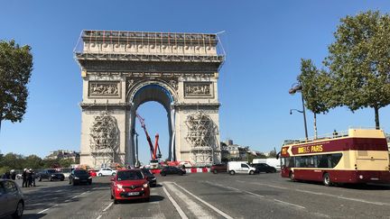 L'Arc de Triomphe le 7 septembre 2021, en phase préparatoire pour l'oeuvre posthume du plasticien Christo, mort en 2020, qui rêvait d'empaqueter le monument depuis 1962.&nbsp; (VALERIE GAGET / FRANCE TELEVISIONS)