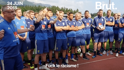 ll a été menacé de mort et victime de racisme pour une simple faute pendant la Coupe du monde...Voici la réponse du footballeur Jimmy Durmaz et de toute l'équipe de Suède.