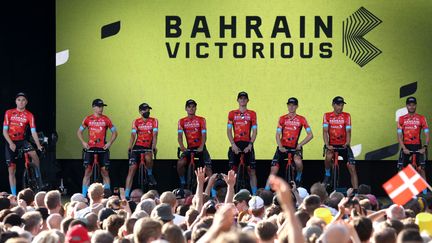 Les coureurs de la Bahrain-Victorious lors de la présentation du Tour de France, à Copenhague le 29 juin 2022. (THOMAS SAMSON / AFP)