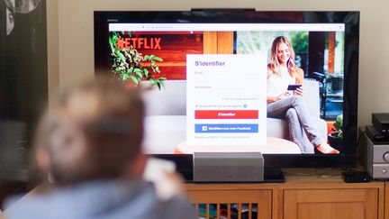 Le service de streaming Netflix&nbsp;propose trois formules d'abonnement, de 7,99 euros &agrave; 11,99 euros. (VINCENT LOISON / SIPA)