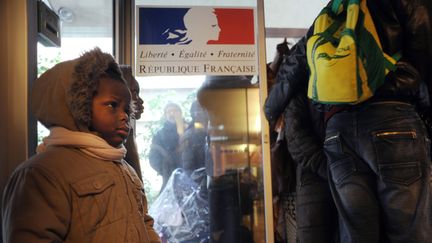 Des familles attendent pour retirer leur dossier de demande de logement, le 2 janvier 2008 &agrave; la pr&eacute;fecture de Paris. (MARTIN BUREAU / AFP)