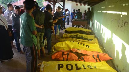 Les corps de victimes du naufrage d'un ferry à&nbsp;Dungkek, sur l'île de Java, le 18 juin 2019. (VERO / AFP)