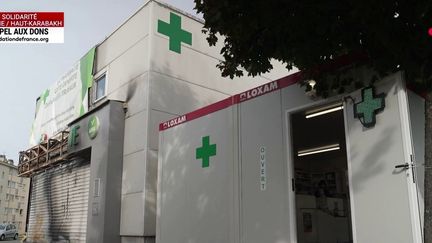 Après les émeutes, les commerçants vandalisés tentent de se relever. Dans l'Oise, une pharmacie incendiée accueille ses clients dans un préfabriqué. (France 2)