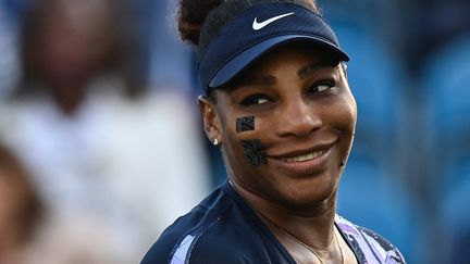 Serena Williams à Eastbourne, le 1er juin 2022, lorsqu'elle disputait le tournoi de double avec la Tunisienne Ons Jabeur.&nbsp; (GLYN KIRK / AFP)