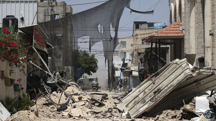 Un véhicule israélien stationne dans une rue de Jenine, en Cisjordanie occupée, le mardi 4 juillet, pendant l'opération militaire menée par l'armée de l'Etat hébreu (JAAFAR ASHTIYEH / AFP)