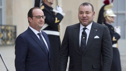 Le pr&eacute;sident fran&ccedil;ais, Fran&ccedil;ois Hollande, et le roi du Maroc, Mohammed VI, le 9 f&eacute;vrier 2015 &agrave; l'Elys&eacute;e. (ALAIN JOCARD / AFP)