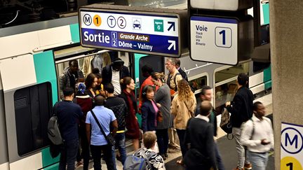 Des passagers dans le RER A pendant la grève à Paris le 13 septembre 2019. (MUSTAFA YALCIN / ANADOLU AGENCY / AFP)