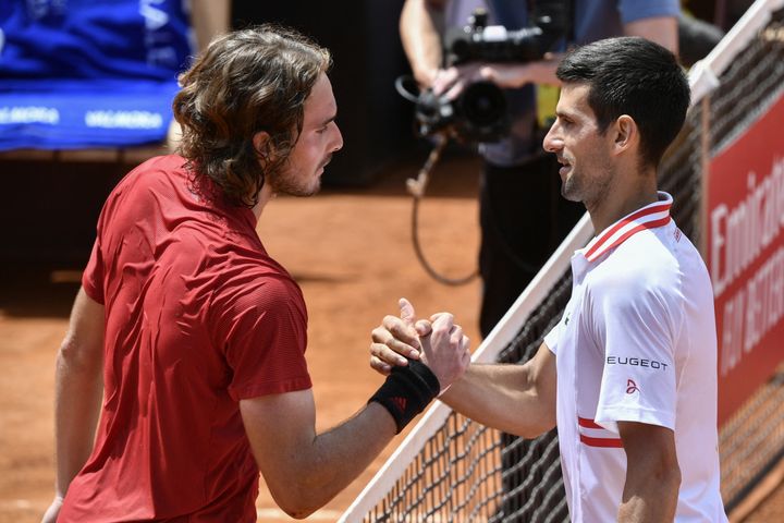 Novak Djokovic et&nbsp;Stefanos Tsitsipas à Rome, le 15 mai 2021.&nbsp; (FILIPPO MONTEFORTE / AFP)