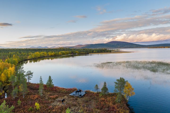 Le somptueux paysage finlandais au sein duquel le pianiste Sofiane Pamart a joué, de nuit, sous les aurores boréales, le 8 septembre 2021. (JEREMIE TRIDARD)