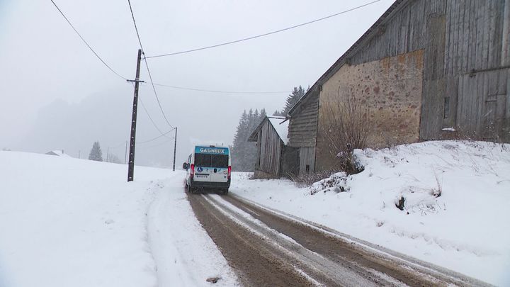 La Baraque à Frat' circule parfois dans des zones isolées ou difficiles d'accès pour des personnes âgées. (C. Personnaz / France Télévisions)