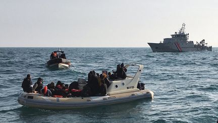 Des migrants sont secourus au large de Calais (Pas-de-Calais), le 18 février 2019. (SOCIETE NATIONAL DE SAUVETAGE EN MER / AFP)