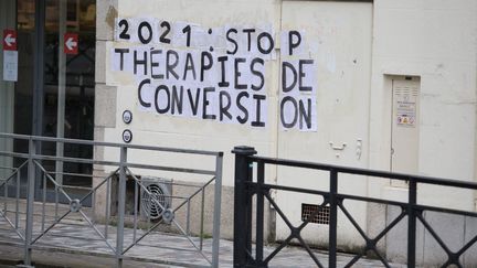 Une banderole "stop thérapies de conversion" collée sur&nbsp;un&nbsp;mur à Quimper, le 17 juin 2021.&nbsp; (QUEMENER YVES-MARIE / MAXPPP)