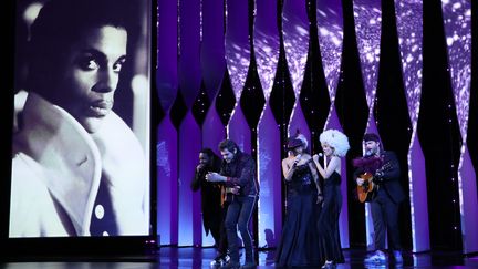 Hommage musical de Matthieu Chedid à Prince.
 (VALERY HACHE / AFP)