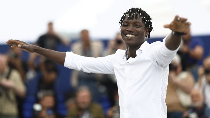 Le comédien Abou Sangare lors d'un photocall au 77e festival de Cannes (SAMEER AL-DOUMY / AFP)