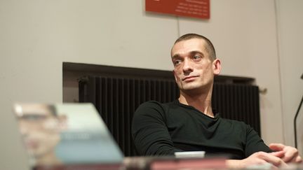 Piotr Pavlenski avant sa fuite de Russie. Ici à Paris en octobre 2016, pour la présentation du livre "Le Cas Pavlenski" (Louison Edition). (MARTINI VIRGILIO/SIPA)