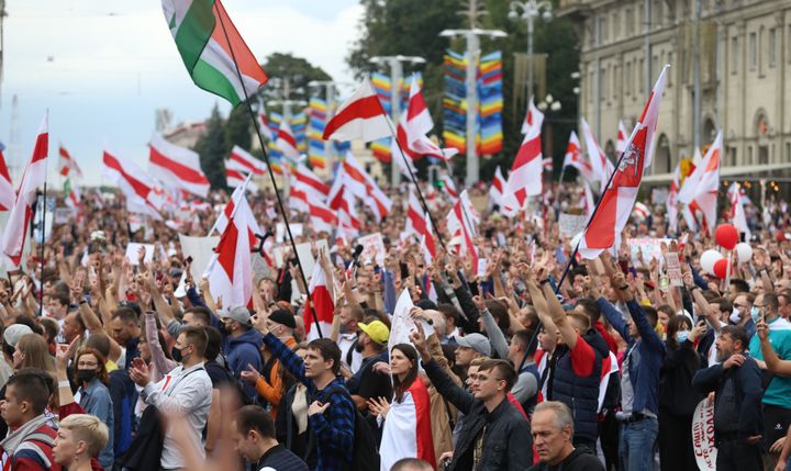 Des Biélorusses manifestent contre le président&nbsp;Alexandre Loukachenko à l'appel de l'opposition, le 6 septembre 2020 à Minsk (Biélorussie).&nbsp; (TUT.BY / AFP)