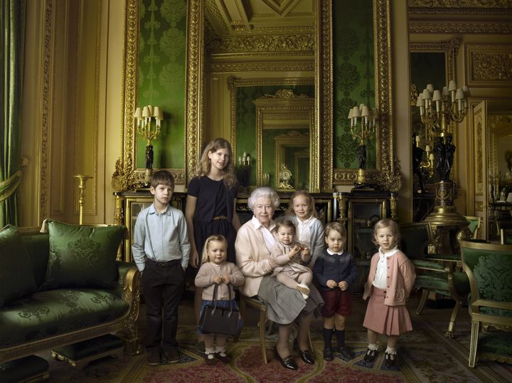 La reine Eisabeth II avec deux de ses petits-enfants (les plus jeunes) et cinq arrière petits-enfants, dans le château de Windsor.
 (ANNIE LEIBOVITZ / ANNIE LIEBOVITZ / AFP)