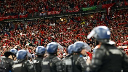 Des policiers faisant face aux supporters de Liverpool, lors de la finale de la Ligue des champions, le 28 mai 2022 au Stade de France. (YOAN VALAT / MAXPPP)