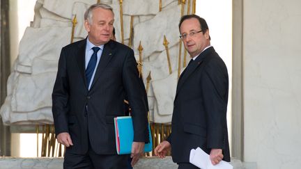 Jean-Marc Ayrault et Fran&ccedil;ois Hollande &eacute;changent apr&egrave;s le conseil des ministres du 27 mars 2013 &agrave; l'Elys&eacute;e.&nbsp; (BERTRAND LANGLOIS / AFP)