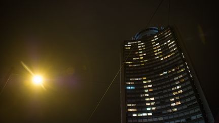 Les habitants de la Tour de l'Europe, à Mulhouse (Haut-Rhin) ont illuminé&nbsp;leurs fenêtres avec le 36 37, le numéro de téléphone du Téléthon, lors de la&nbsp;29e édition, le 4 décembre 2015.&nbsp;  (SEBASTIEN BOZON / AFP)