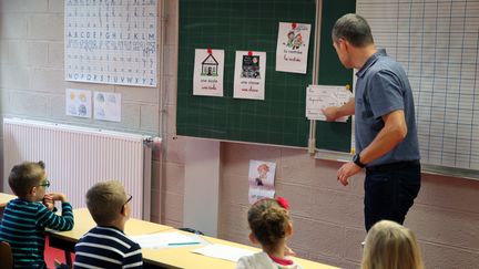 Un professeur des &eacute;coles dans une classe &agrave; Roncq (Nord), le 1er septembre 2015. (THIERRY THOREL / CITIZENSIDE.COM / AFP)