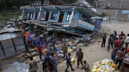  (Les opérations de secours au Népal © REUTERS /Athit Perawongmetha)