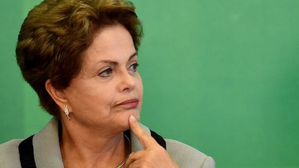 Dilma Roussef en plein tangage dans le scandale de corruption au sein du groupe pétrolier étatique Petrobras. Le parquet brésilien enquête sur 13 sénateurs, 22 députés, deux gouverneurs et sur le trésorier du Parti des travailleurs, le parti de la présidente. (AFP PHOTO/EVARISTO SA)