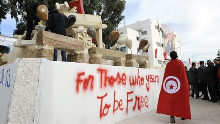 Un monument&nbsp;c&eacute;l&eacute;brant le premier anniversaire du d&eacute;but de la r&eacute;volution tunisienne a &eacute;t&eacute; d&eacute;voil&eacute; &agrave; Sidi Bouzid, le 17 d&eacute;cembre 2011. (FETHI BELAID /&nbsp;AFP PHOTO)